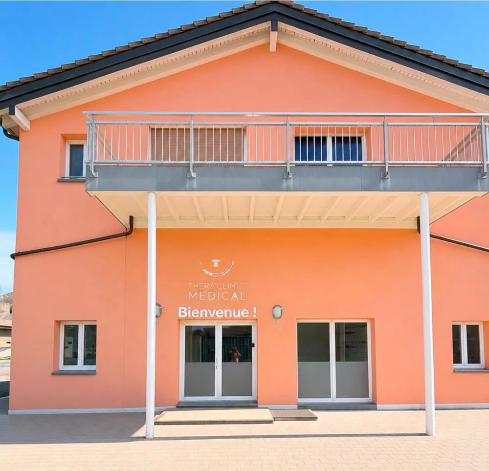 Entrée principale du centre Thera'Clinic Medical au Bouveret, où se trouve le cabinet Mon Ange